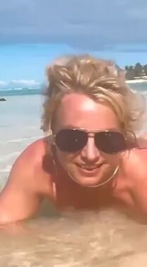 Britney Spears vuelve a desnudarse y desata criticas