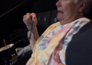 Abuelita se viraliza tras su reacción a los efectos especiales de la sala 4DX