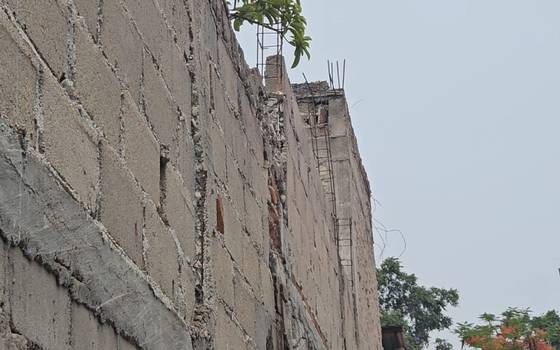 Barda se desploma sobre una mujer y su bebé, accidente, tragedia, TRC