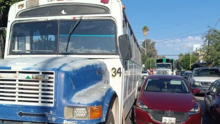 Camión de personal se impacta contra auto, San Pedro, Coahuila