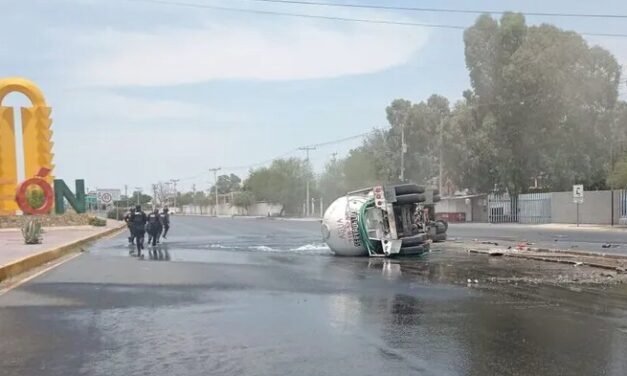 Vuelca pipa con 35 mil litros de agua en el periférico de Torreón