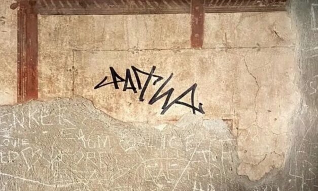Turista neerlandés profana antiguo sitio romano: el grafiti que conmociona Italia