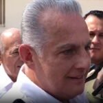 Román Cepeda emite su voto en la Secundaria Técnica 13; lidera la intención del voto de los torreonenses