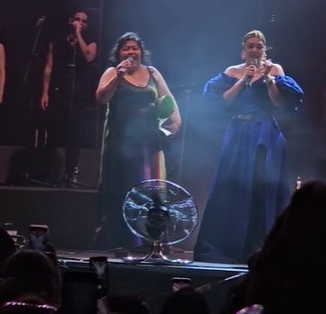 Yuridia celebra el divorcio de una fan en el escenario