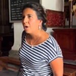 Señora enfurece con turistas por entrar a la iglesia con shorts en Coyoacán