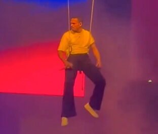 Chris Brown queda colgado en el aire durante su concierto