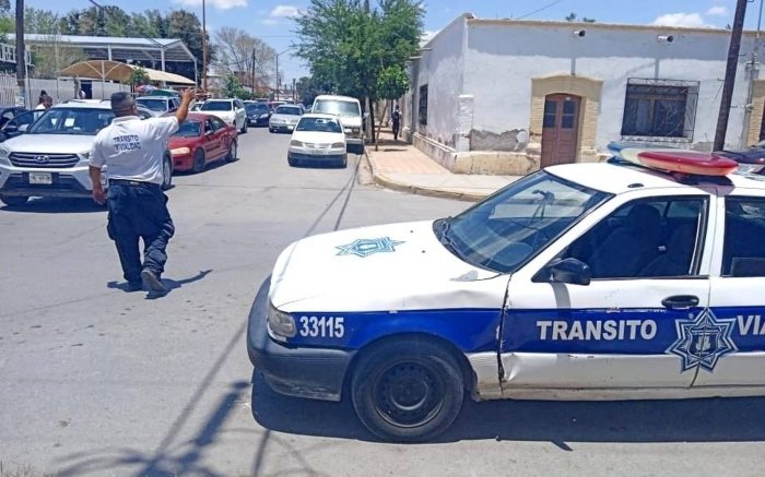 Camión de personal se impacta contra auto, vialidad, San Pedro, Coahuila