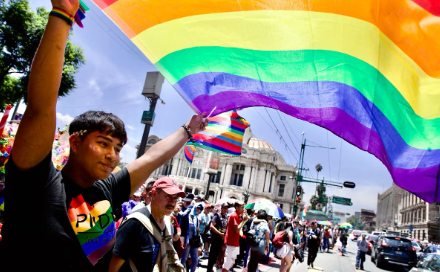 La historia y significado de la bandera LGBTIQ+: símbolo de orgullo y diversidad