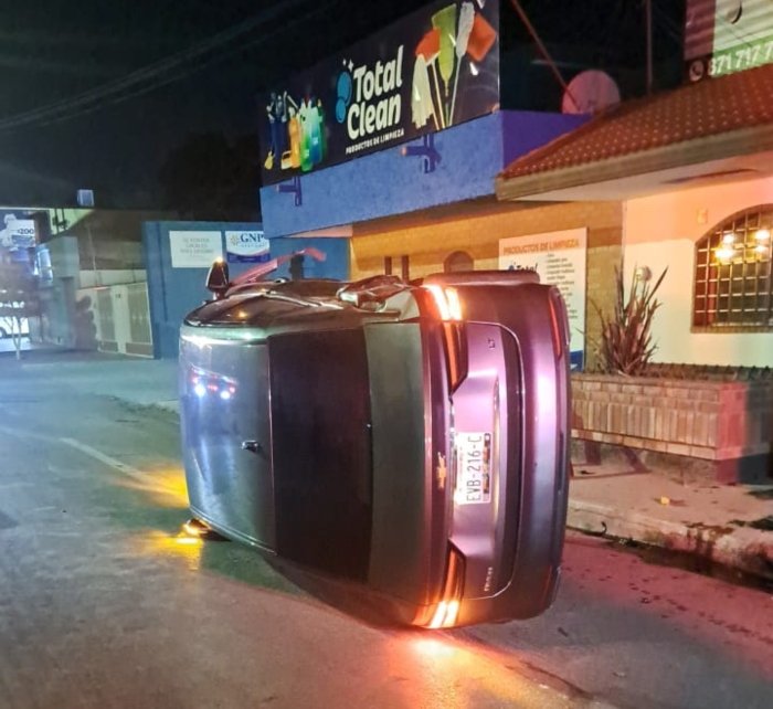 Accidente automovilístico en Torreón provoca volcadura, Coahuila, M López