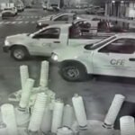 Camioneta de CFE se enciende y avanza sola hasta chocar en Durango