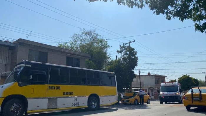 Taxista colisiona con autobús de transporte público, Torreón, Coahuila, 2024