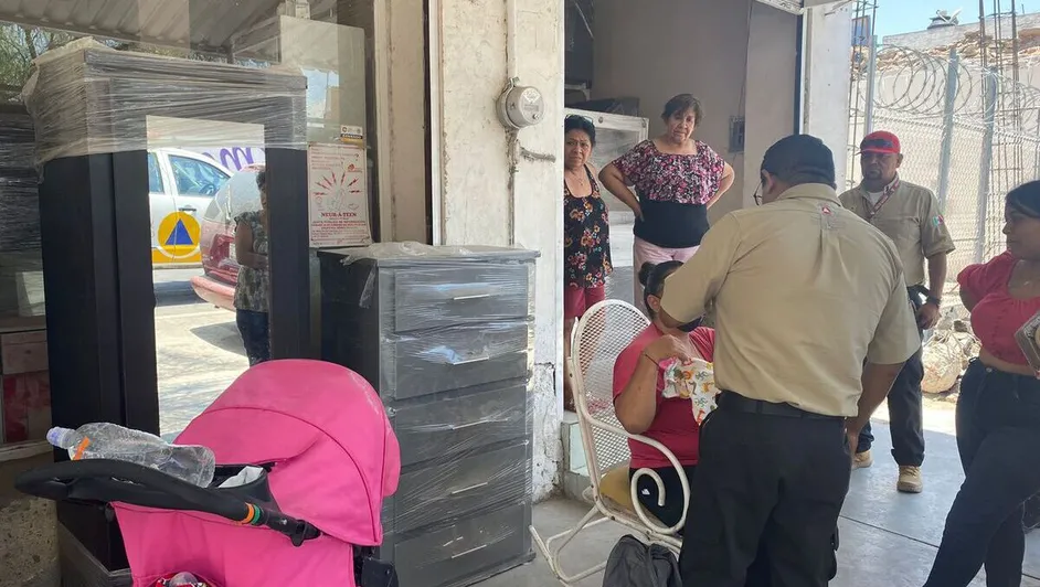 la-mujer-y-su-bebe_0_71_1200_758 Barda se desploma sobre una mujer y su bebé, accidente, Torreón