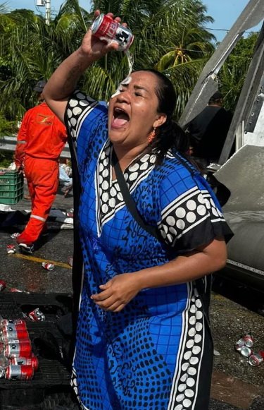 Mujer se vuelve viral por bañarse en cerveza en Campeche