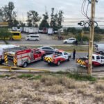 Chófer se desmaya y autobús choca en puente peatonal en León, Guanajuato