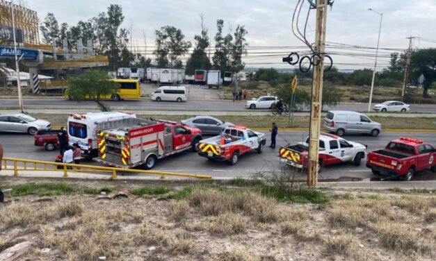 Chófer se desmaya y autobús choca en puente peatonal en León, Guanajuato