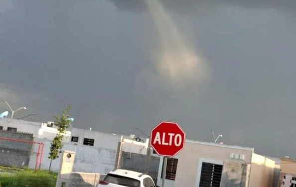 Habitantes de Nuevo León captan impactante torbellino