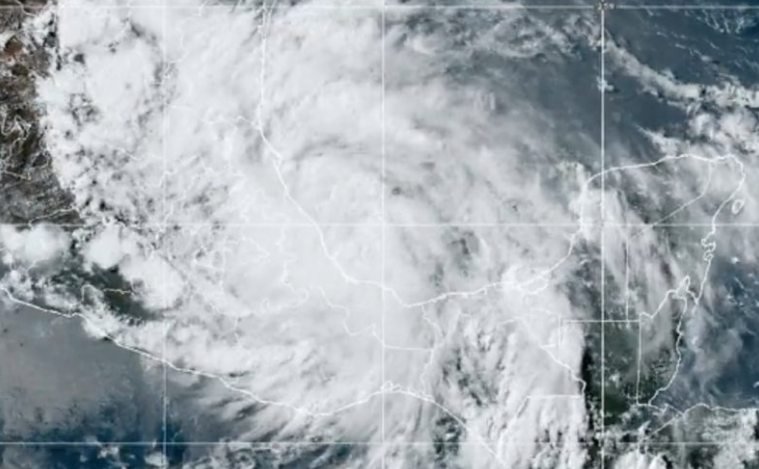 Tormenta Tropical 'Chris' toca tierra en Veracruz: alertas por lluvias e inundaciones