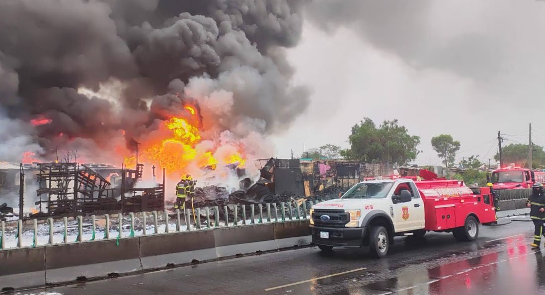 Fuerte incendio consumió viviendas y autos en asentamiento de CDMX y Nezahualcóyotl