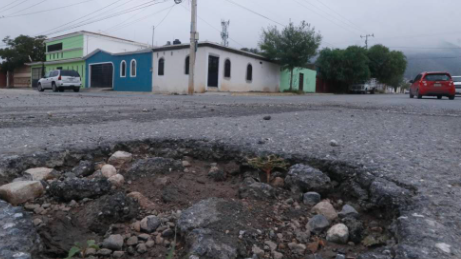 Saltillenses sufren por baches, agua, alumbrado y delincuencia