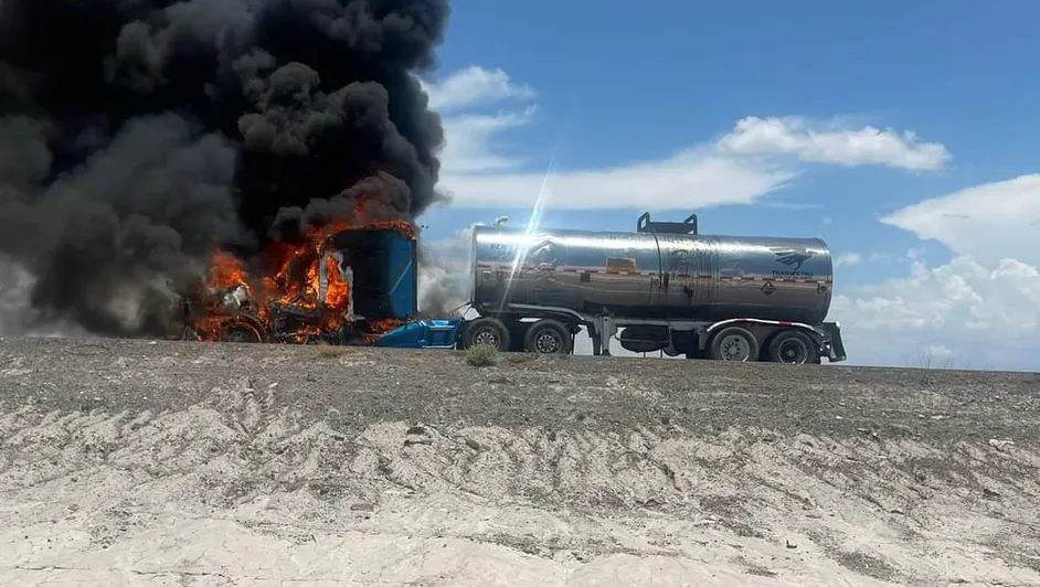 Tráiler cargado de asfalto se incendia, Torreón, Saltillo, 2024