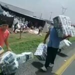 Tráiler cargado de papel higiénico se vuelca y hacen rapiña en carretera Saltillo