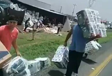 Tráiler cargado de papel higiénico se vuelca y hacen rapiña en carretera Saltillo