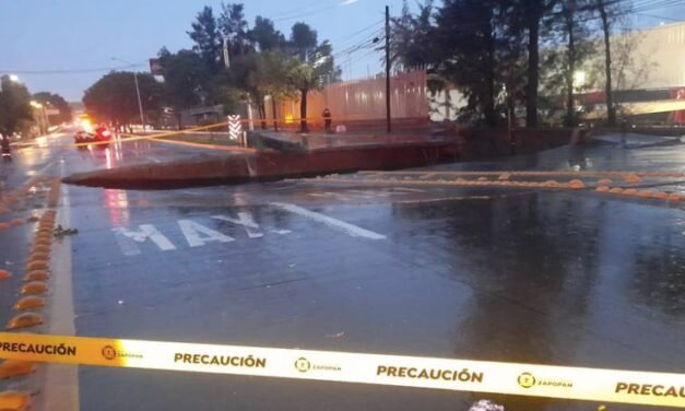 Socavón en López Mateos colapsa tráfico en Guadalajara