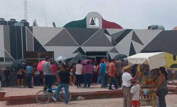 Ciudadanos invaden Presidencia Municipal de Tlahualilo por falta de agua potable