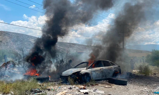 Vehículo se incendia y queda hecho cenizas en Arteaga, Coahuila