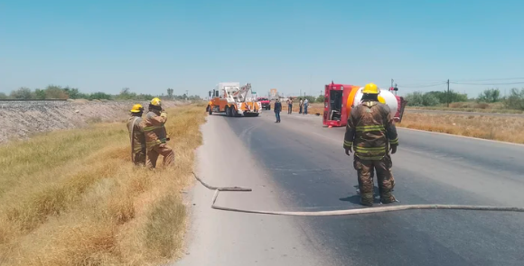 Cierran carretera a Jiménez por volcadura de pipa de gas en Gómez Palacio