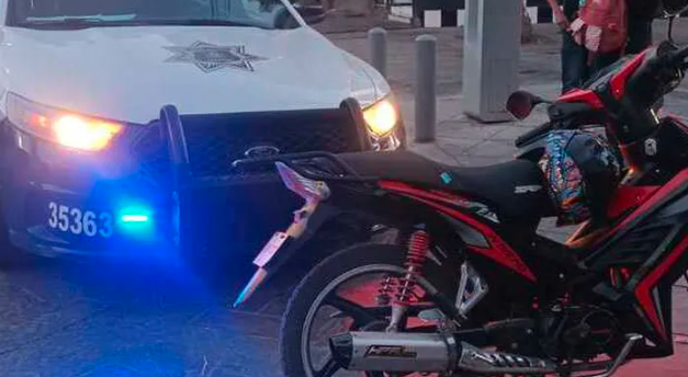 Taxista ignora semáforo en rojo y choca contra pareja motociclista en Torreón