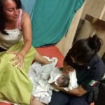 Policía de Torreón asiste a mujer en labor de parto en la colonia La Libertad