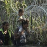 Texas refuerza barreras fronterizas mientras disminuyen arrestos de migrantes en EU