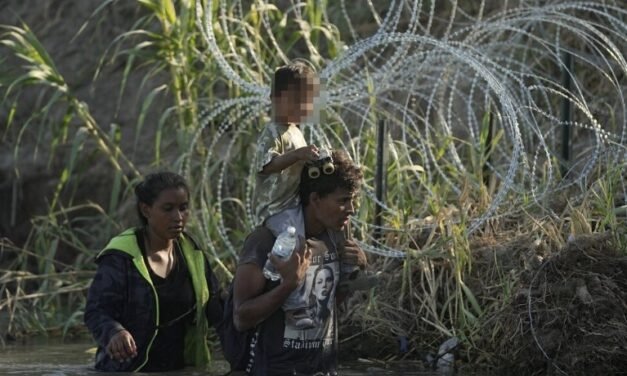 Texas refuerza barreras fronterizas mientras disminuyen arrestos de migrantes en EU