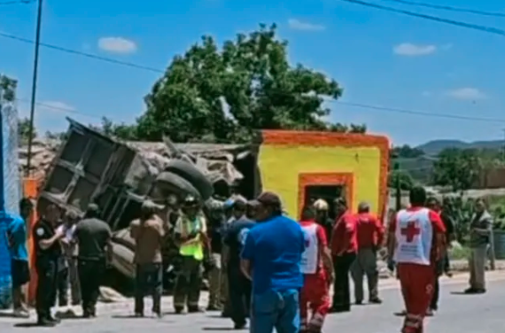 Mujer muere al ser impactada por camión de volteo en Parras, Coahuila