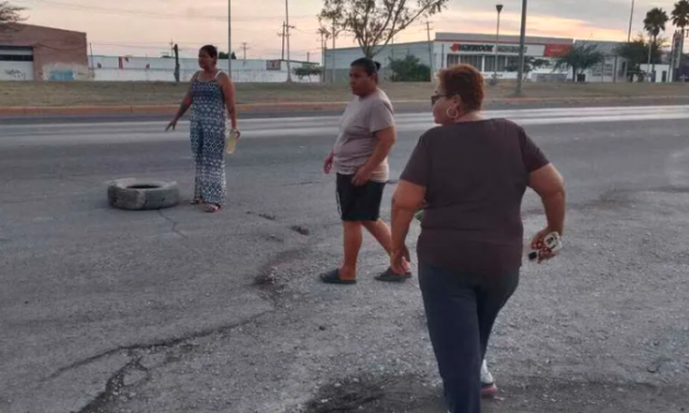 Por agua contaminada bloquean bulevar Ejército Mexicano en Gómez Palacio