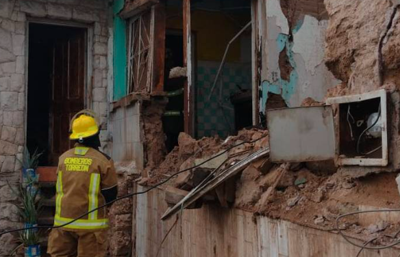 Mujer, dos niños y su mascota sobreviven a derrumbe en Torreón