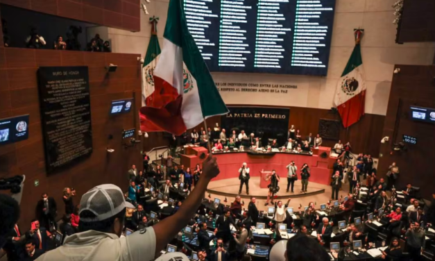 Manifestantes irrumpen el Senado, suspenden sesión, anuncian que se reanuda en la Antigua Sede, reaparece Yunes Márquez y Barreda de MC se iría al Verde