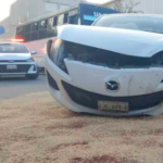 Camioneta no respeta el alto y causa choque en Centro de Torreón: hubo una lesionada