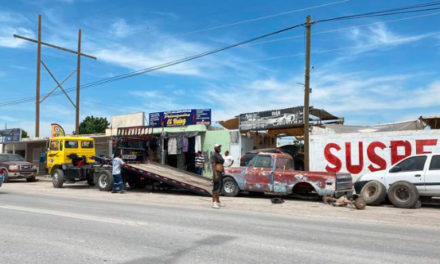 ¡Devuelta al basurero! Retiran autos chatarra del bulevar Laguna de Torreón