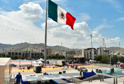 Tres menores y un adolescente se desmayaron tras el desfile de la Independencia en la Plaza Mayor de Torreón