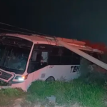 Por ir a exceso de velocidad, camión de personal sale del camino y choca contra dos postes en Torreón