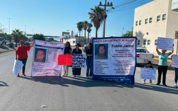 Familiares de Pablo Jared, joven desaparecido, se manifiestan a las afueras de la Fiscalía en Torreón