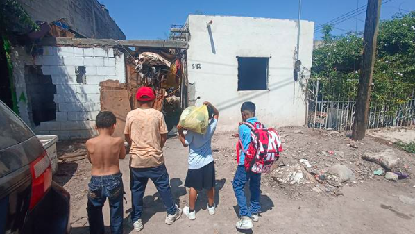 Don Arturo, el ‘abuelito’ que vive entre la basura en Torreón, recibe el apoyo de niños del vecindario