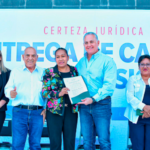 Román Cepeda brinda cartas de posesión de viviendas a familias de Torreón