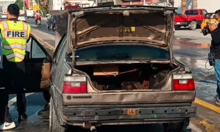 Auto empieza a incendiarse mientras circulaba por la carretera Torreón-Matamoros