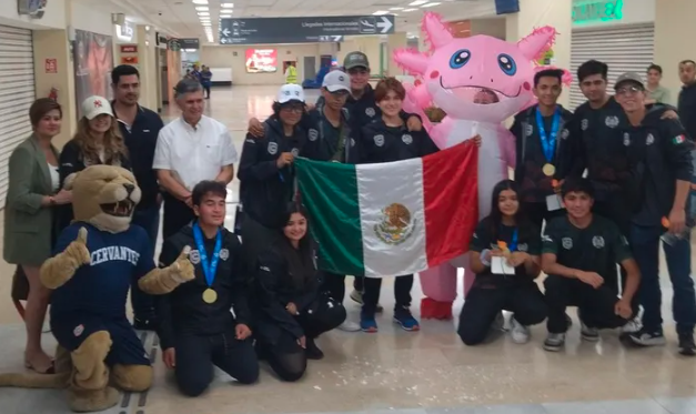 Regresa a casa Team México que ganó medalla de oro en Mundial de Robótica