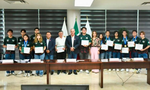 Cabildo de Torreón distingue a jóvenes del equipo Cerbotics