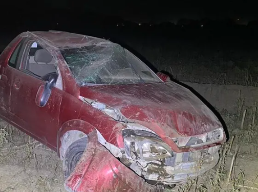 Conductor a exceso de velocidad provoca volcadura en un cultivo de La Laguna