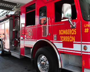 Bomberos de Torreón sofocan llamas en condominio en Los Manhattan